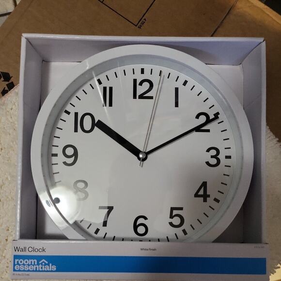 room essentials White Wall Clock 8.75in Diameter - Picture 1 of 2